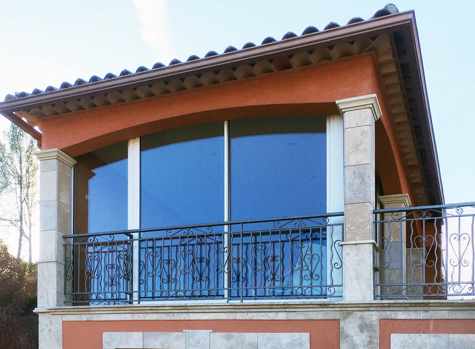 Balcon extérieur d'une villa méditerranéenne avec garde-corps en fer forgé à motifs décoratifs