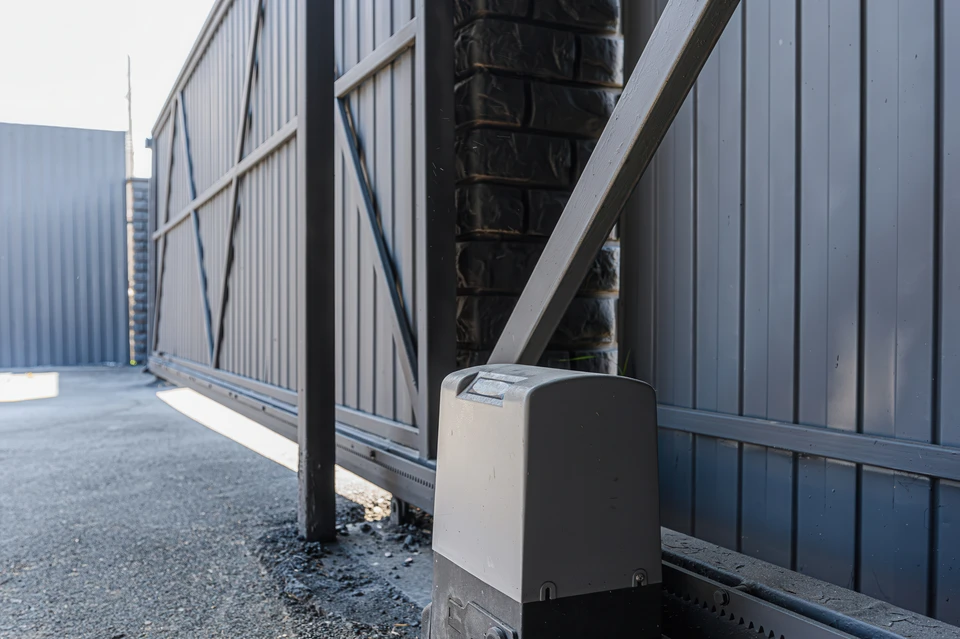 Scène d'atelier industriel avec équipement vert de précision
