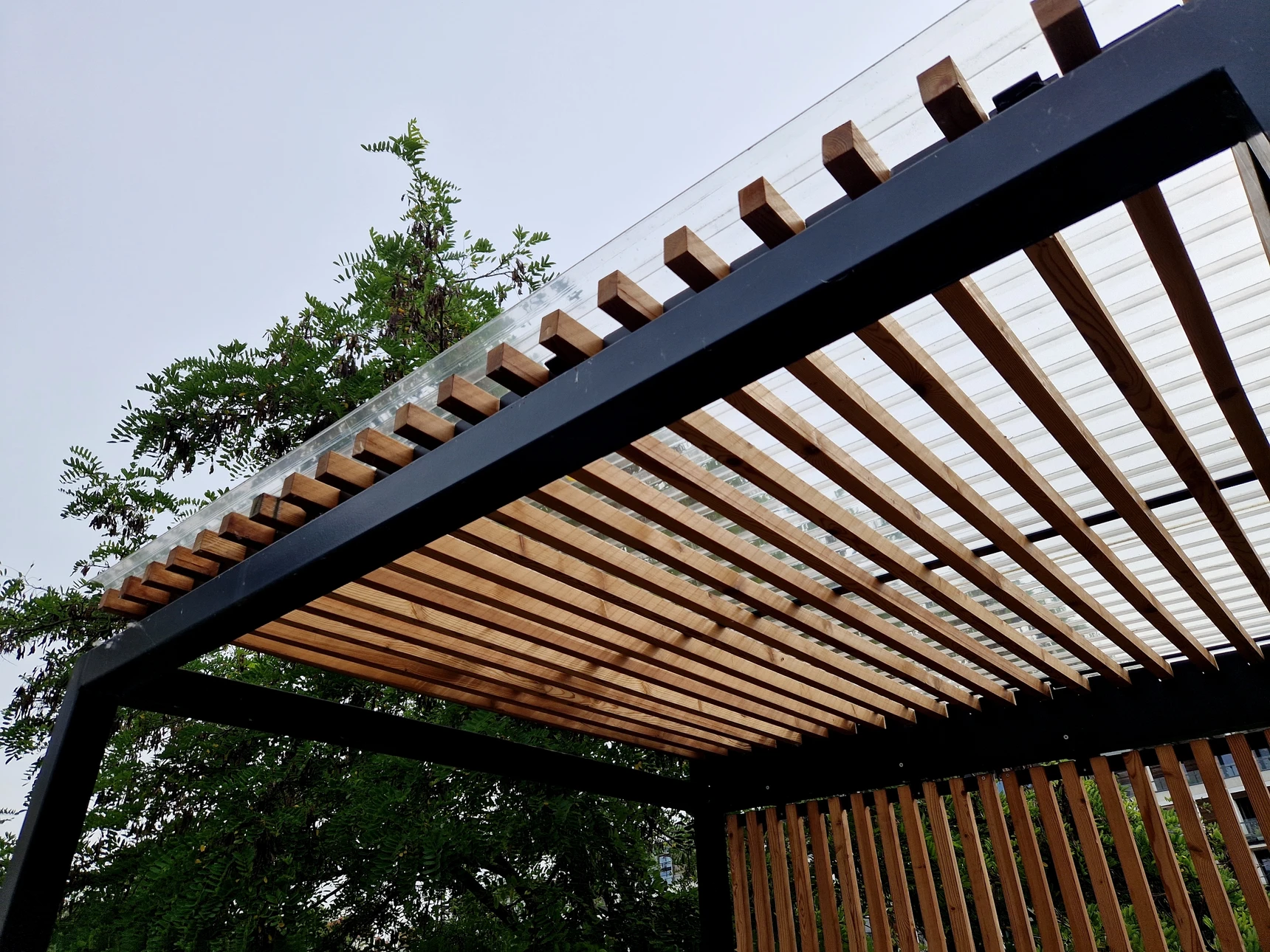 Programme d'installation de Pergola Résidentielle Professionnel réalisant un contrôle final sur une Pergola Carport nouvellement construite
