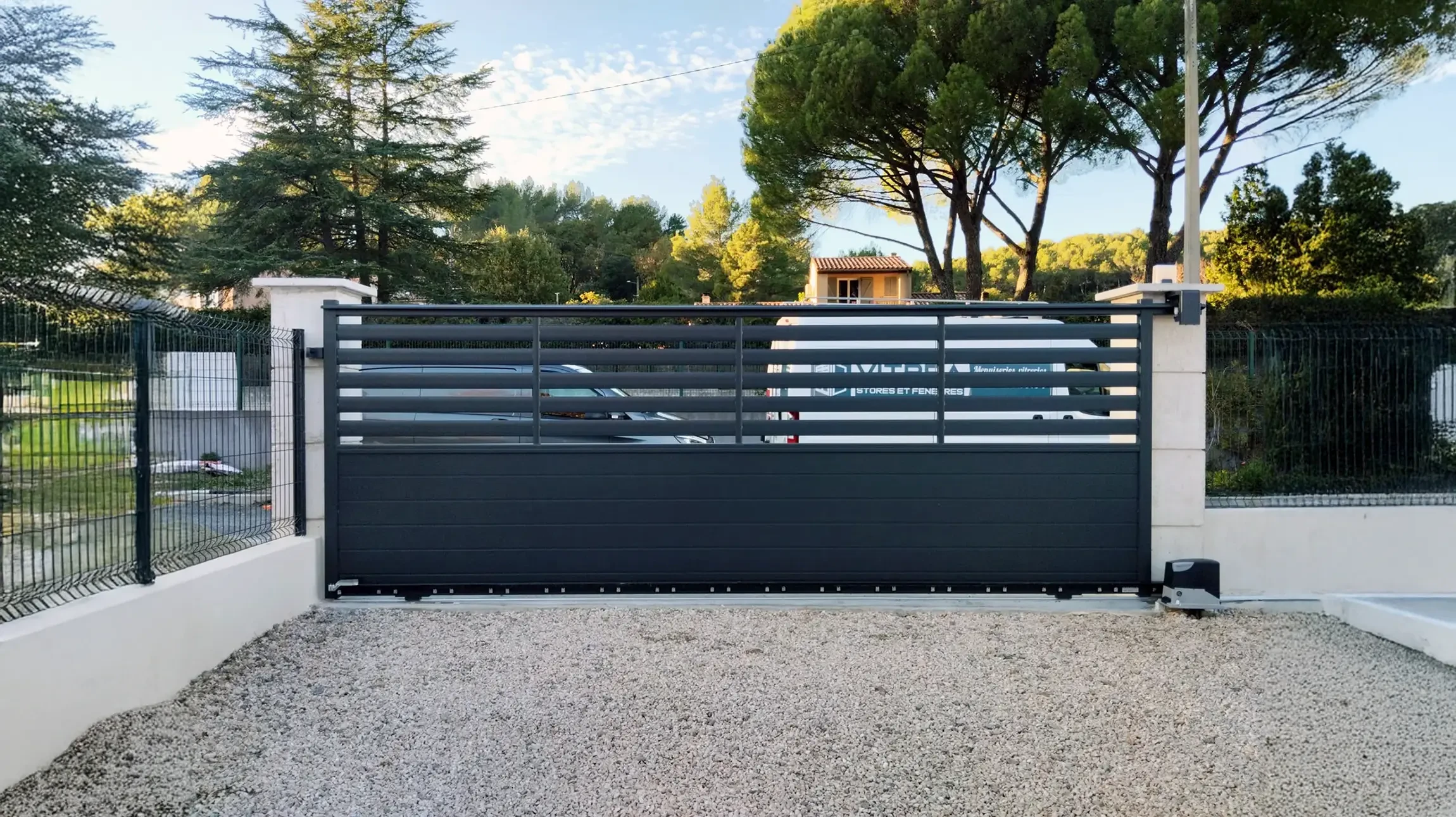 Maison contemporaine avec terrasse sur toit aménagée, piscine et espaces de vie ouverts aux grandes baies vitrées