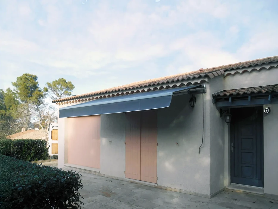 Façade extérieure de maison méditerranéenne avec toiture en tuiles canal terre cuite
