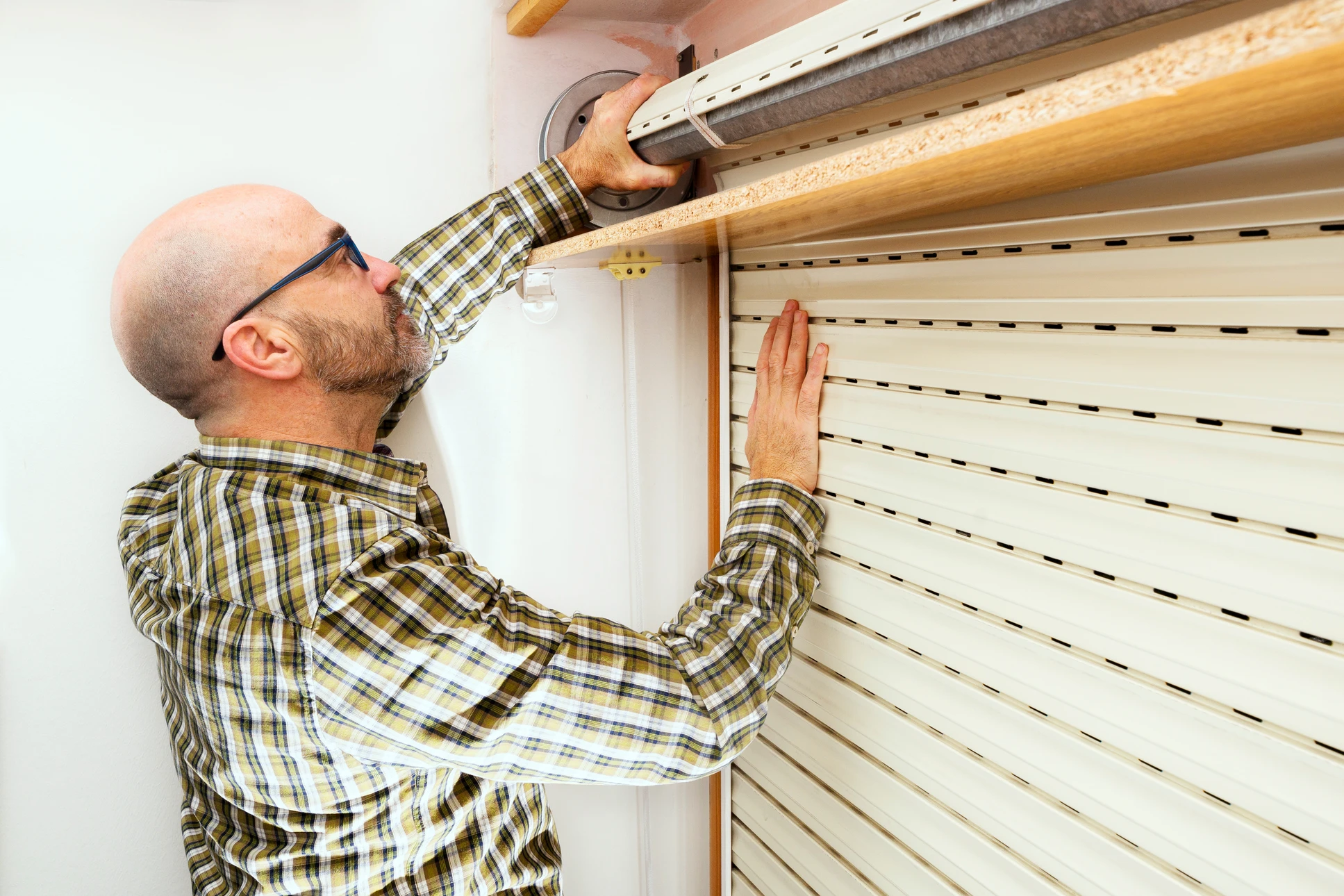un réparateur masculin répare la porte