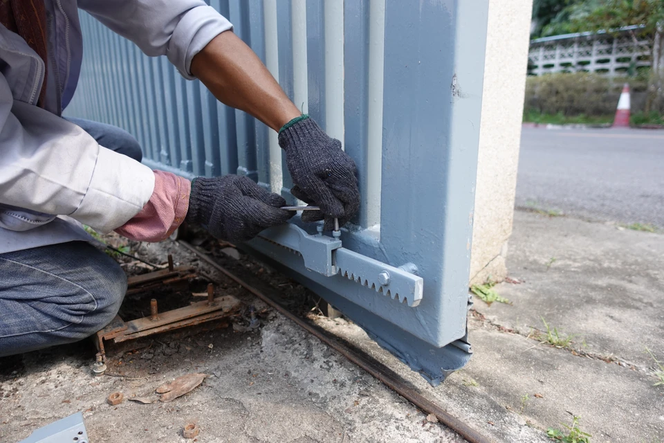 Intervention professionnelle de remplacement de vitre sur fenêtre de toit