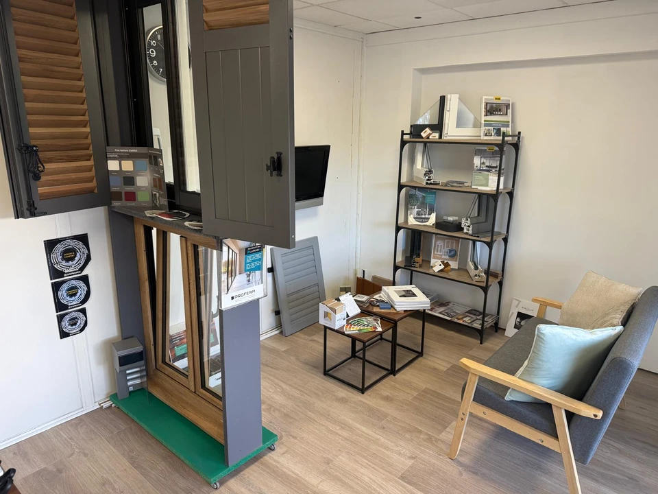 Salon professionnel en intérieur avec stands d'exposition modulaires