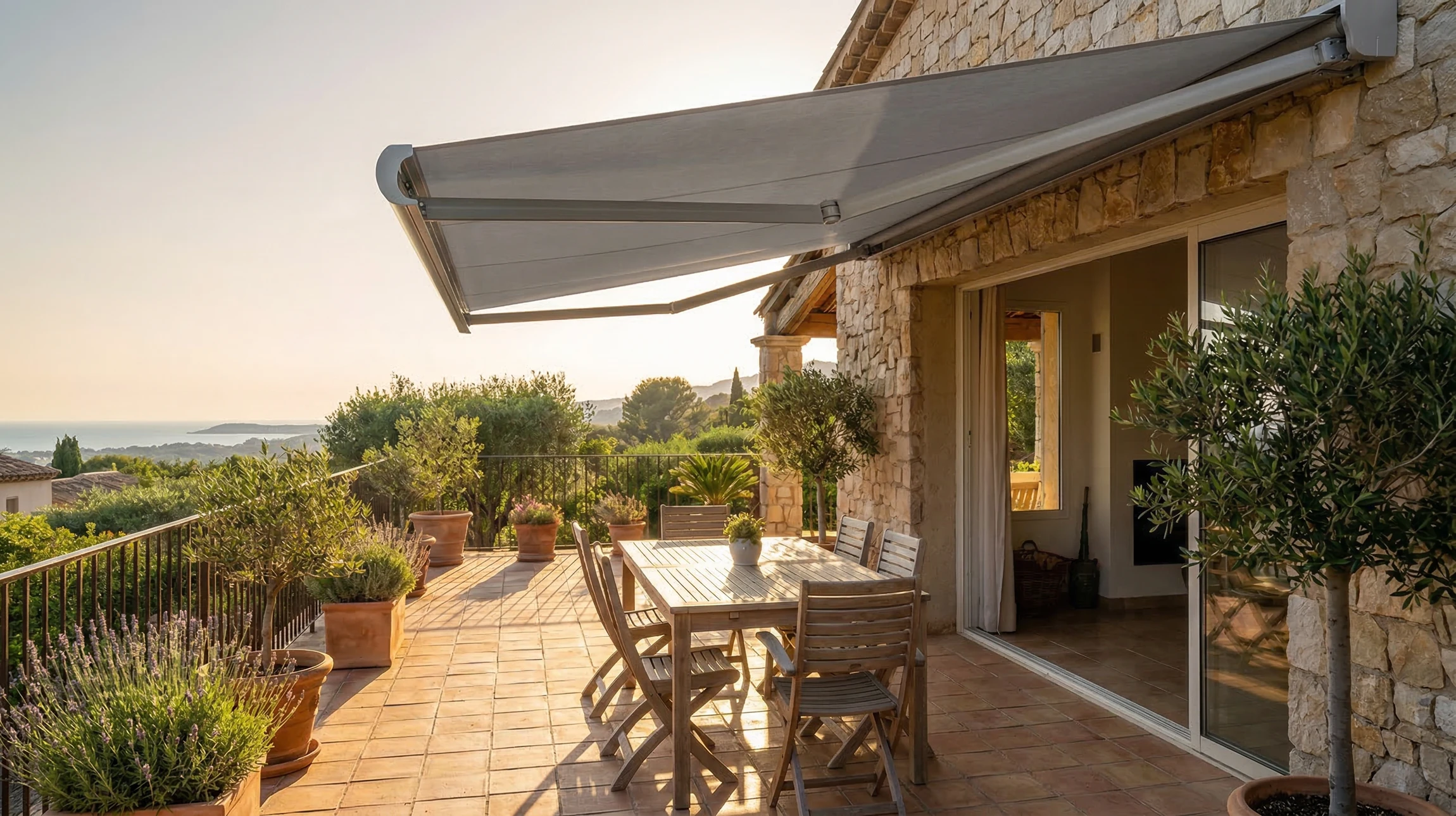 Jardin privé avec terrasse aménagée comprenant salon de jardin en résine tressée noire sous pergola avec toile d'ombrage beige